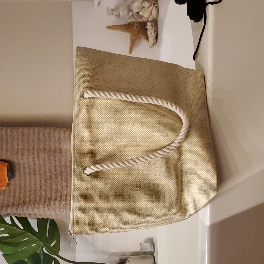 Used 1x Non branded straw like rope handle beach tote
